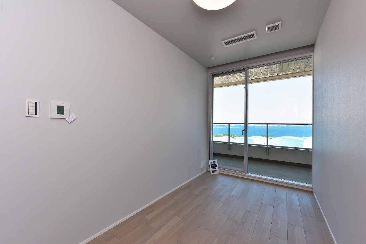 【洋室(約5.0帖)】壁には空調パネルが付いているので、室温をいつでも調整することができます。