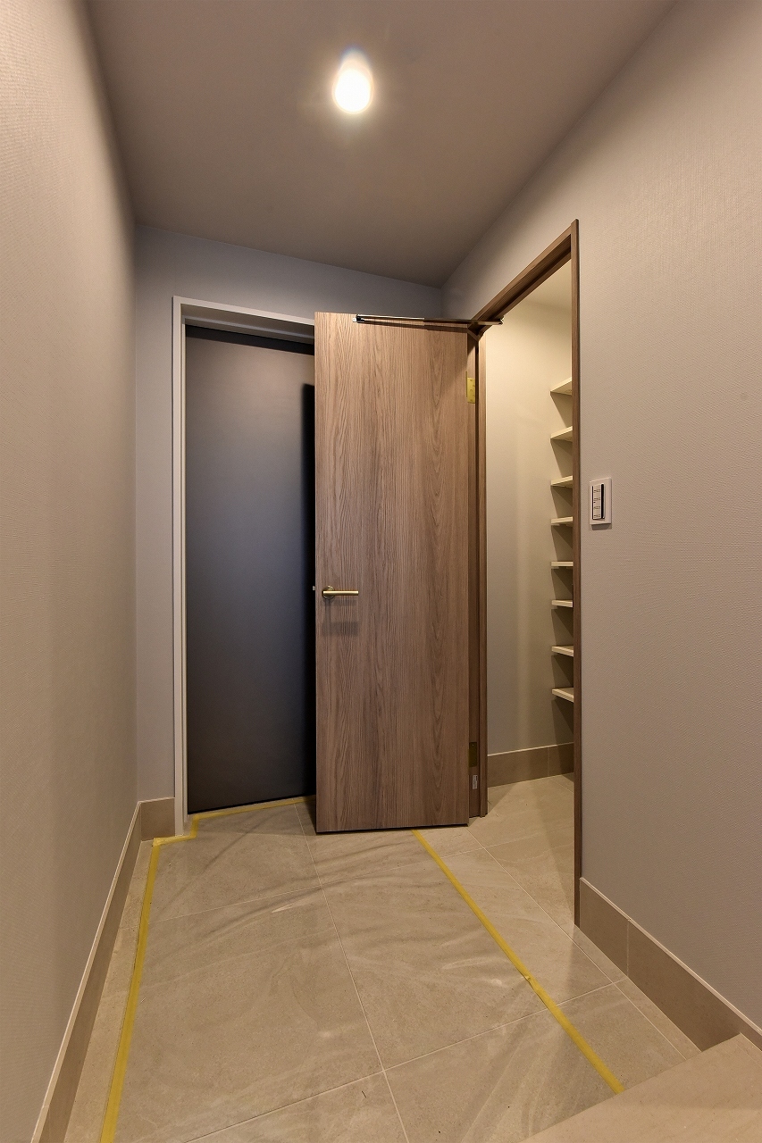 【玄関】玄関はSIC付きです。靴や丈の長いブーツだけでなく、トランクなども収納できます。土足のまま出入りでき便利です。