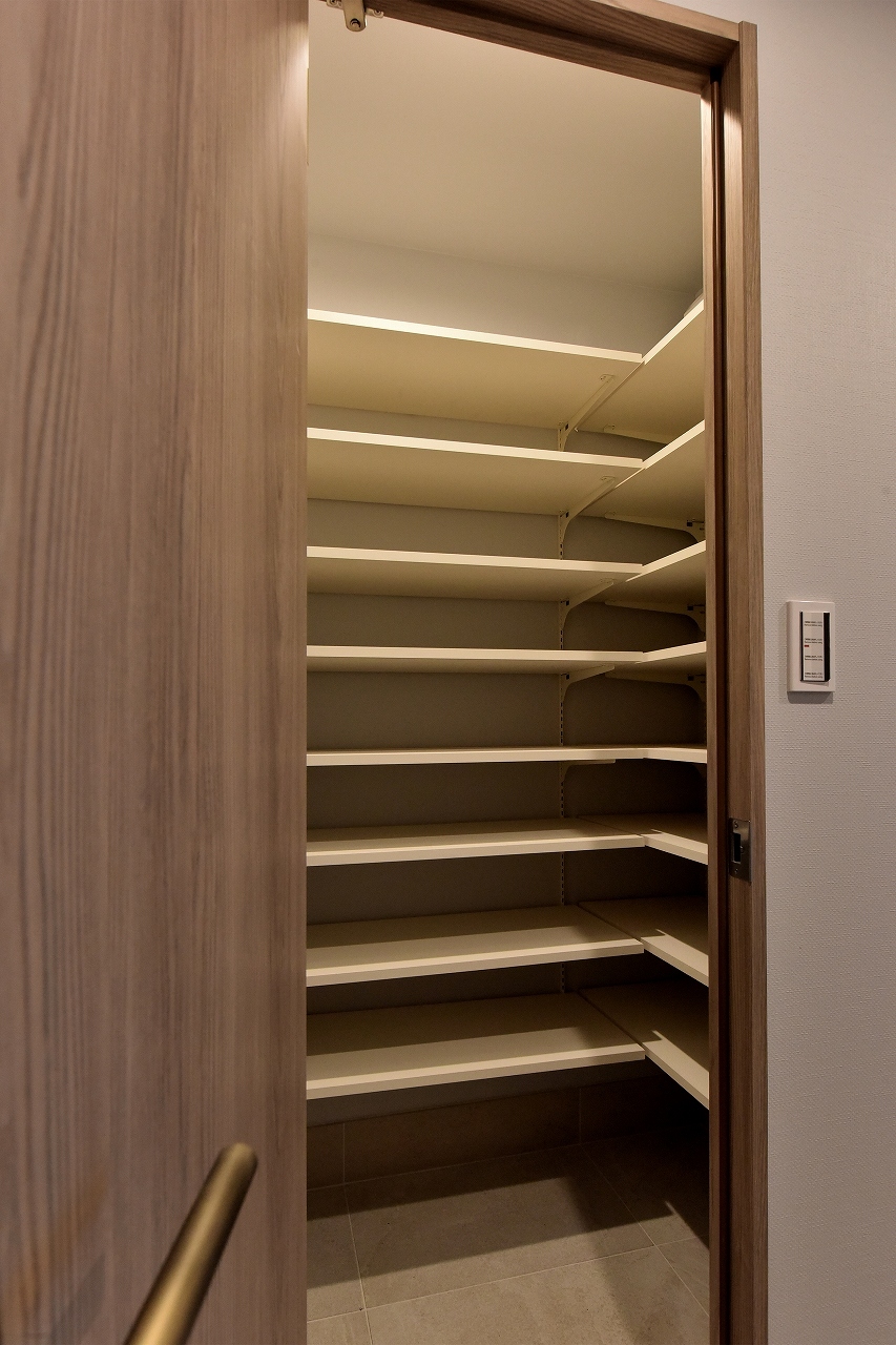 【SIC】ゆとりある広さなので、ゴルフバッグやアウトドアグッズなど嵩張る荷物をたくさん収納できます。