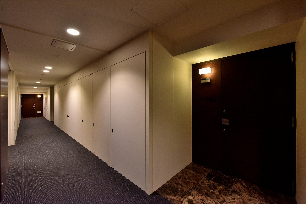 【共用廊下】ホテルライクな内廊下設計です。外気の影響を受けにくく、防犯面に配慮しています。