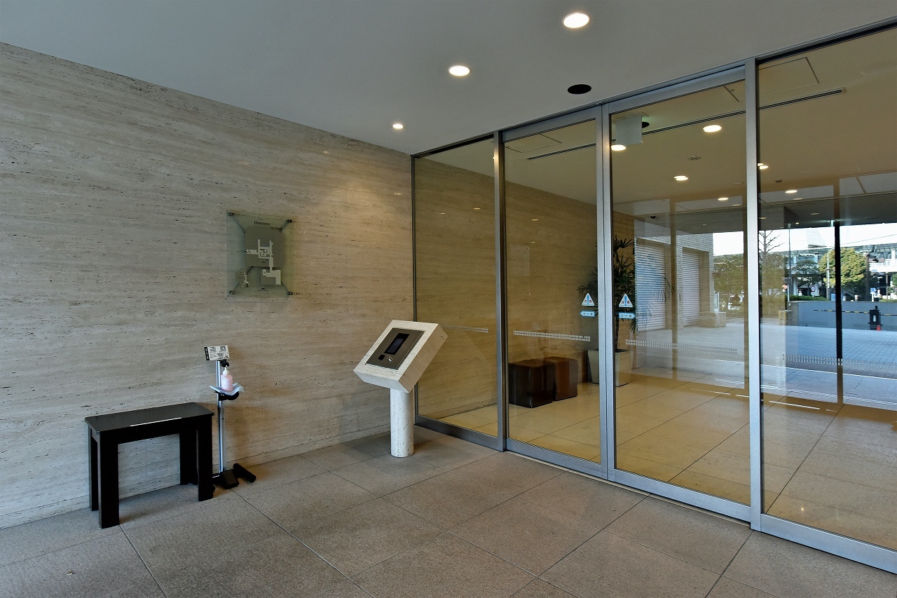 【エントランス】オートロックシステム、防犯カメラを採用しています。管理体制は日勤です。