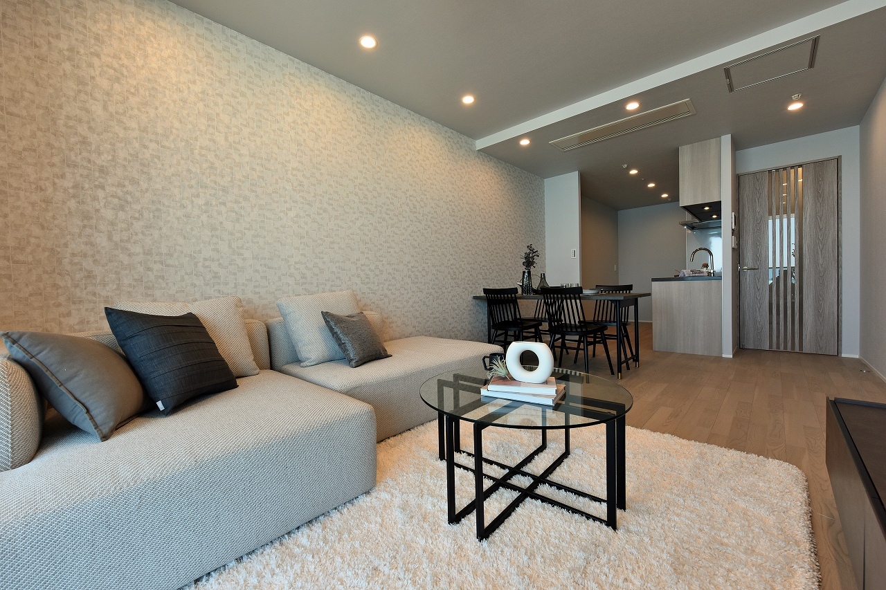 【LD(約11.0帖)】落ち着きを感じられるLDで、家族団らんのんびり過ごせます。足元からお部屋全体を暖められる床暖房を搭載しており、冬の冷え込む時期などに重宝しそうです。