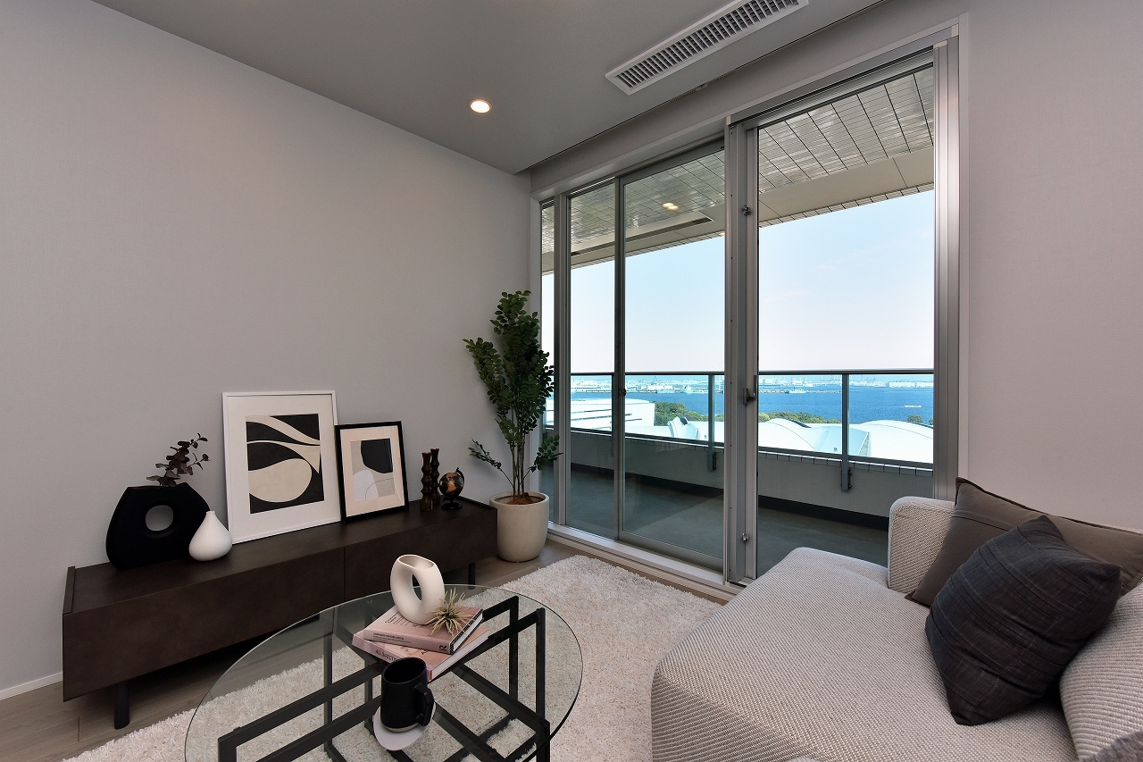 【LD(約11.0帖)】東向きのバルコニーに面しています。掃き出し窓からバルコニーへ出入りができます。東向きのため朝から自然光が入りそうです。