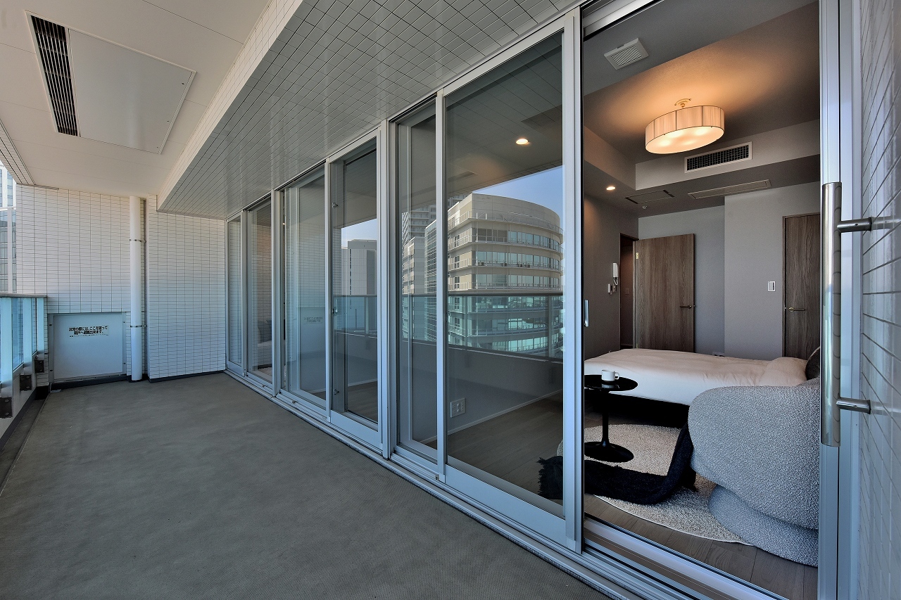 【バルコニー】奥行きのある広々バルコニー。デッキチェアを置いてゆったりとしたカフェタイムなど、のんびりと過ごすことができます。