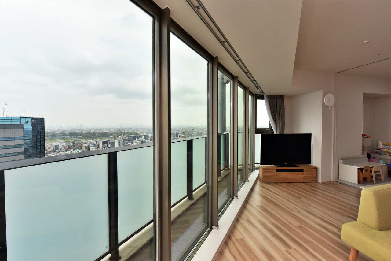 リビングダイニングの一面開口窓は開放感溢れる空間です。