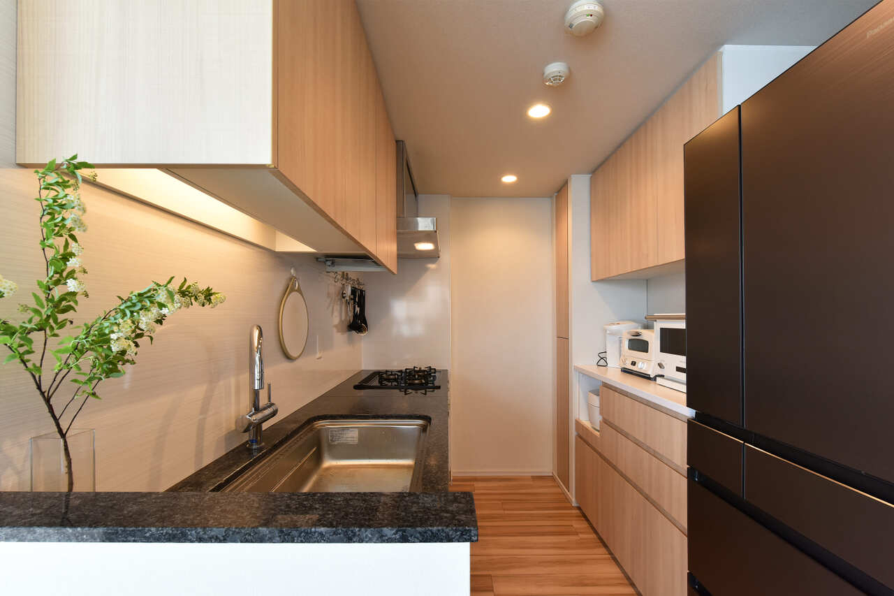 背面にはパントリーや食器棚付き。食材のストックや大きなお皿もたっぷり収納できます。