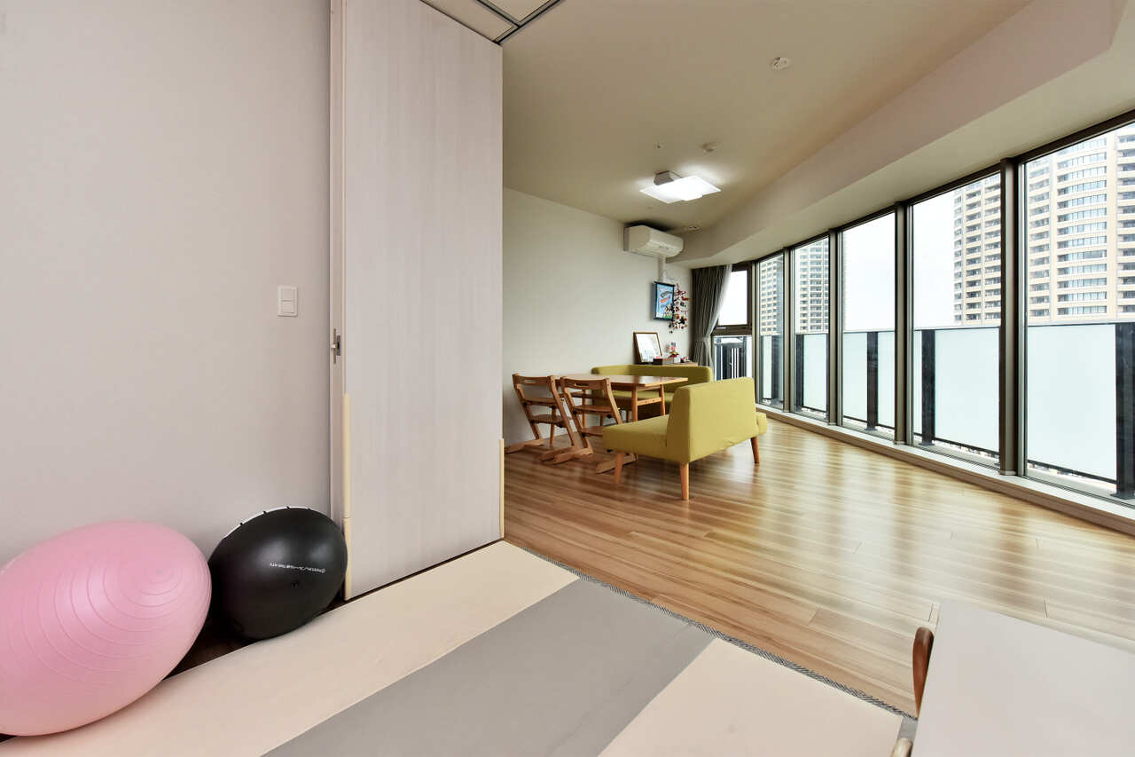 リビング横の洋室は扉を閉めれば独立した居室に。ご家族に合わせてお使いいただけます。