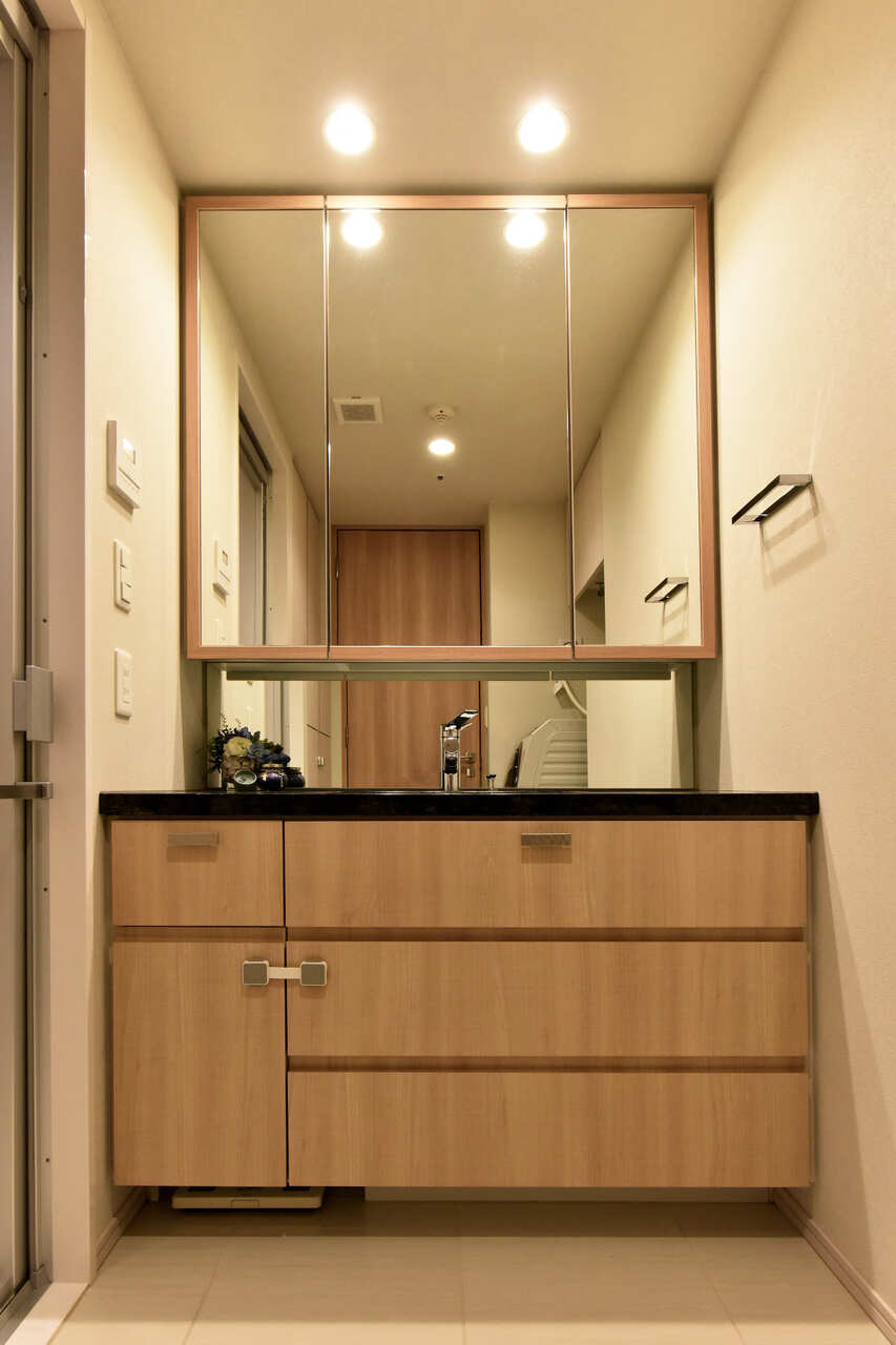 三面鏡付洗面化粧台。下部にはヘルスメーターを収納できます。