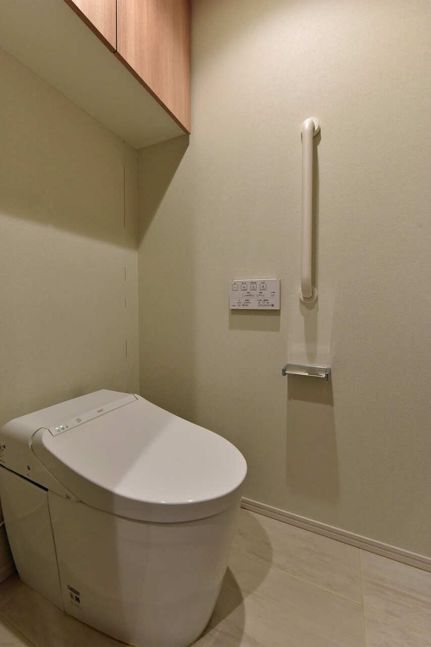 手洗いカウンター付きのタンクレストイレ。