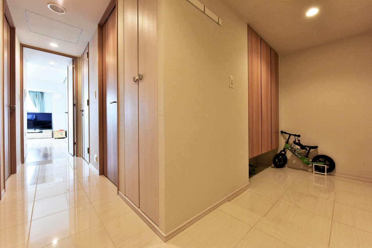 玄関から室内が見えにくく、プライバシーに配慮したつくり。廊下に2か所の物入れがあります。