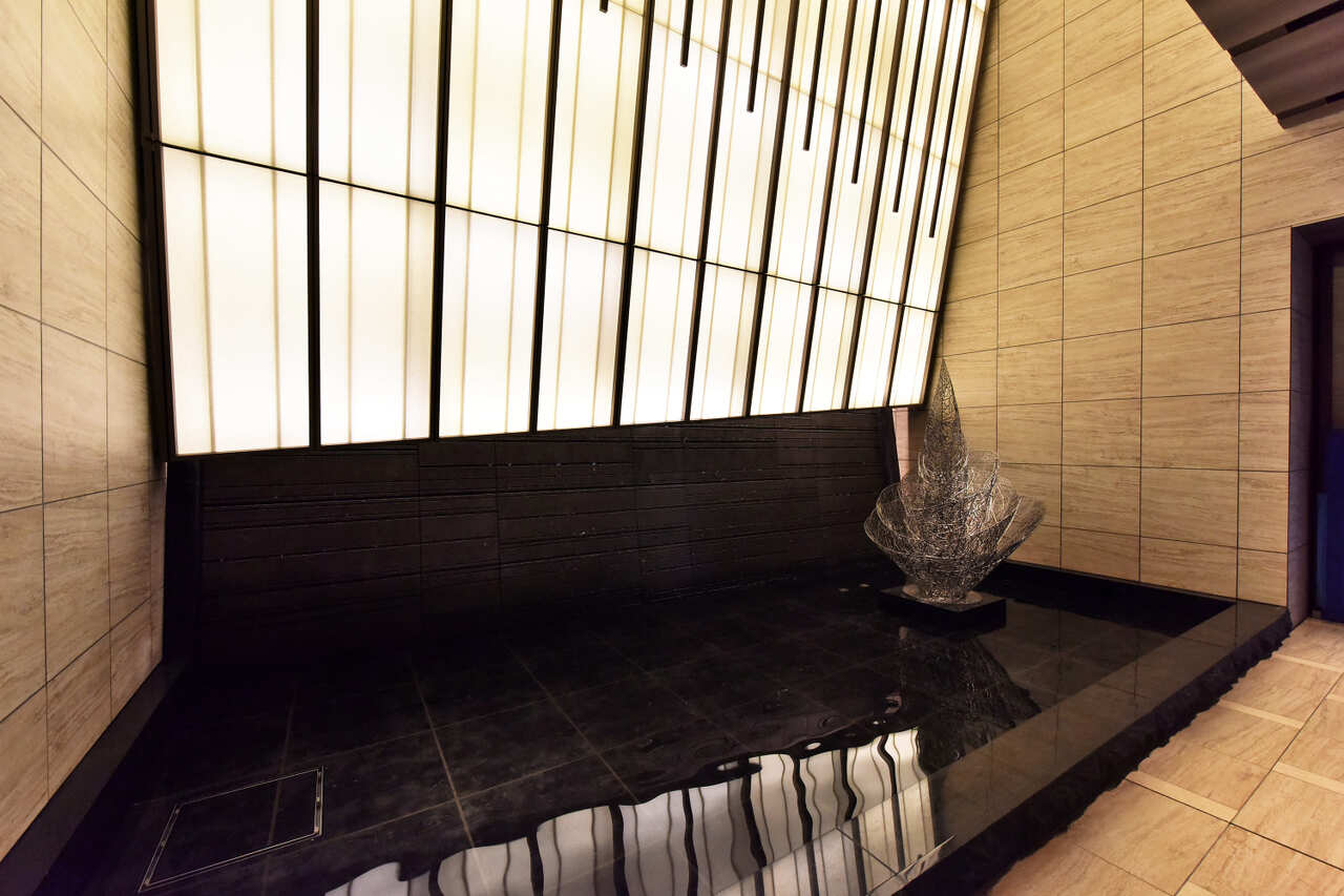 重厚感溢れる共用部。スカイデッキやゲストルームなど充実の共用施設がございます。