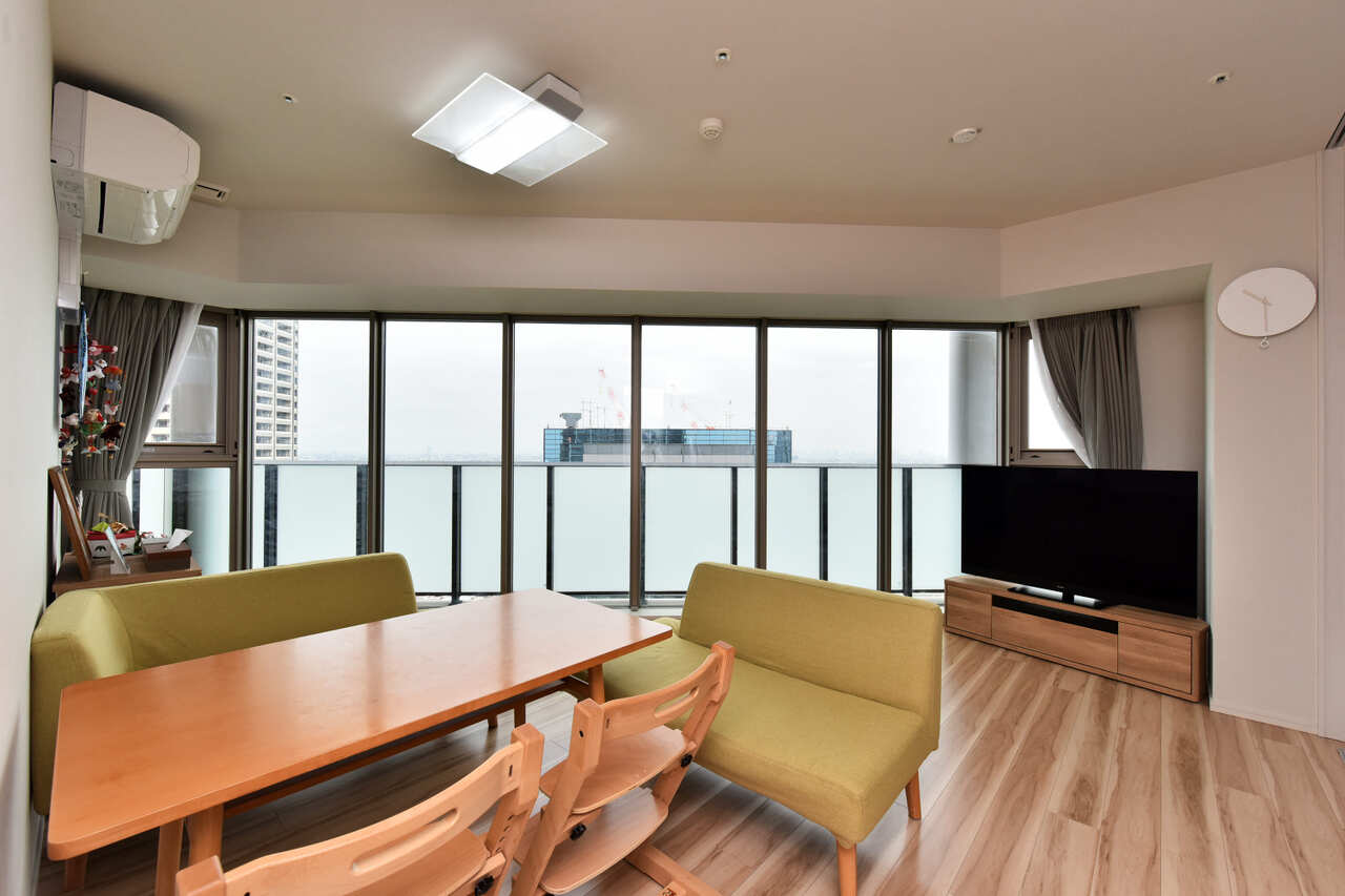 広々とした柔らかな色合いのリビングはご家族でゆったりとくつろぎいただけます。