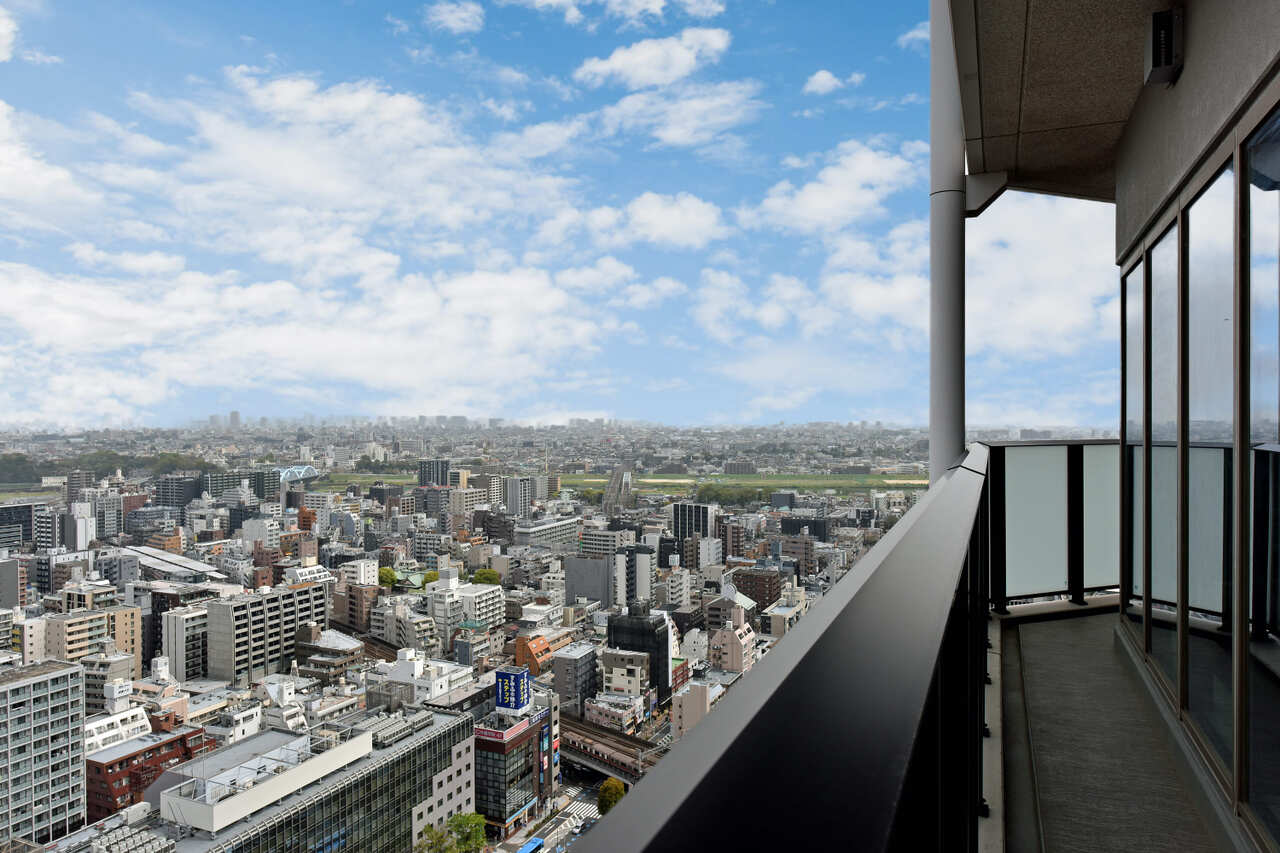 北東側からの眺望。27階につき、前面を遮る建物がなく開放的な眺望が広がります。