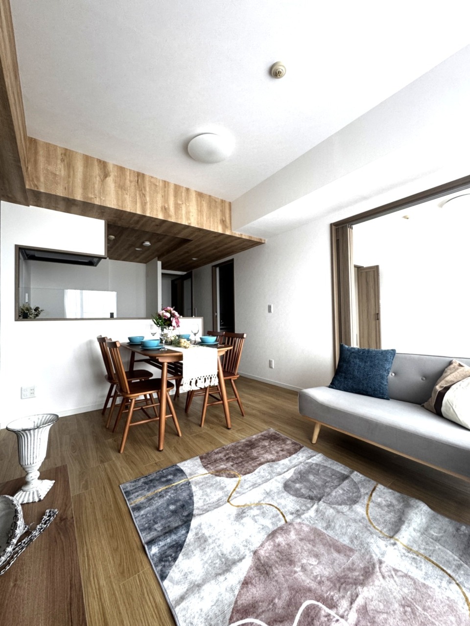 【コスモヒルズ永田山王台】地上6階部分に位置する、眺望良好な角住戸。食器洗乾燥機・浴室乾燥機など、機能的な設備が搭載されています。