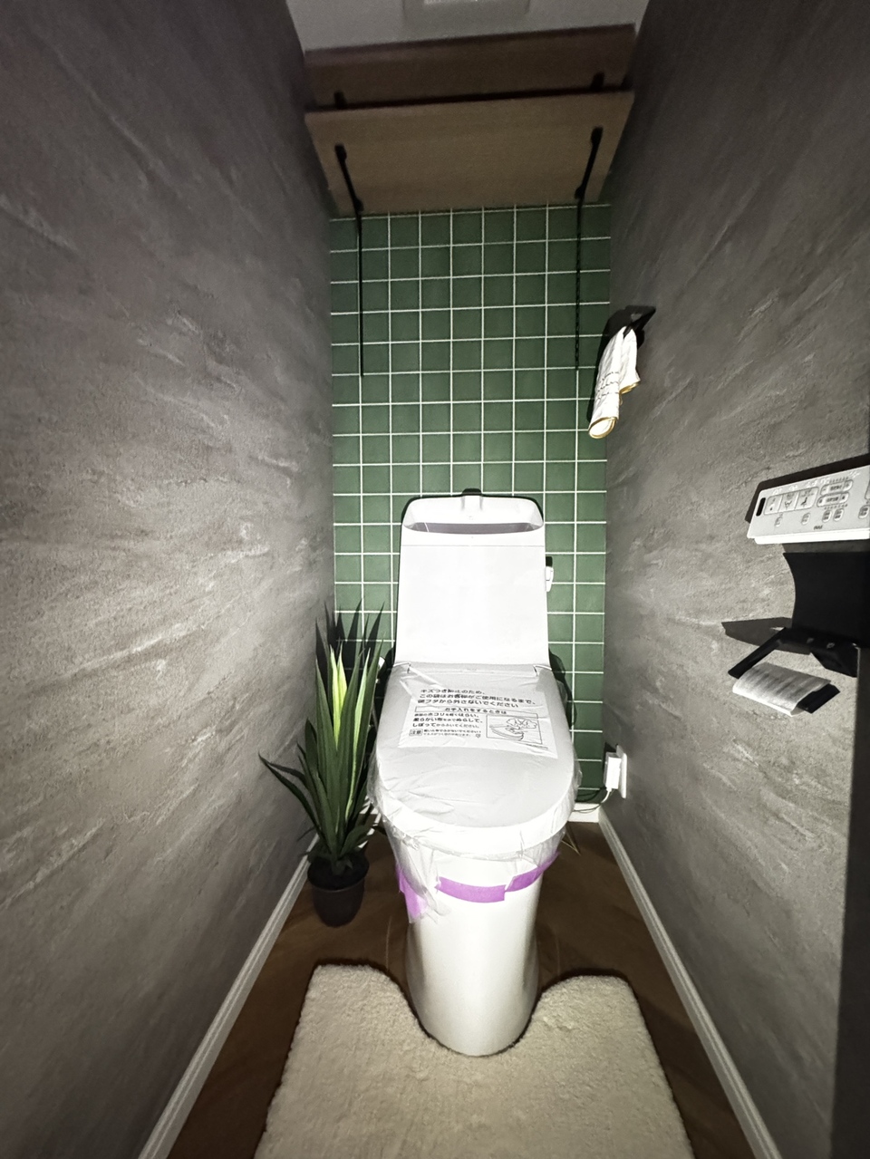 【トイレ】デザイン性のある壁紙が採用された、清潔感のあるトイレです。温水洗浄便座付きのため、1年を通して快適に利用できます。背面に収納棚あり。