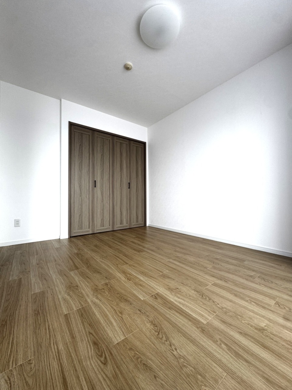 【洋室】バルコニーに面する、広さ約6.4帖のお部屋です。引き戸を開放し、LDKと合わせて約18.4帖の空間として一体利用できます。