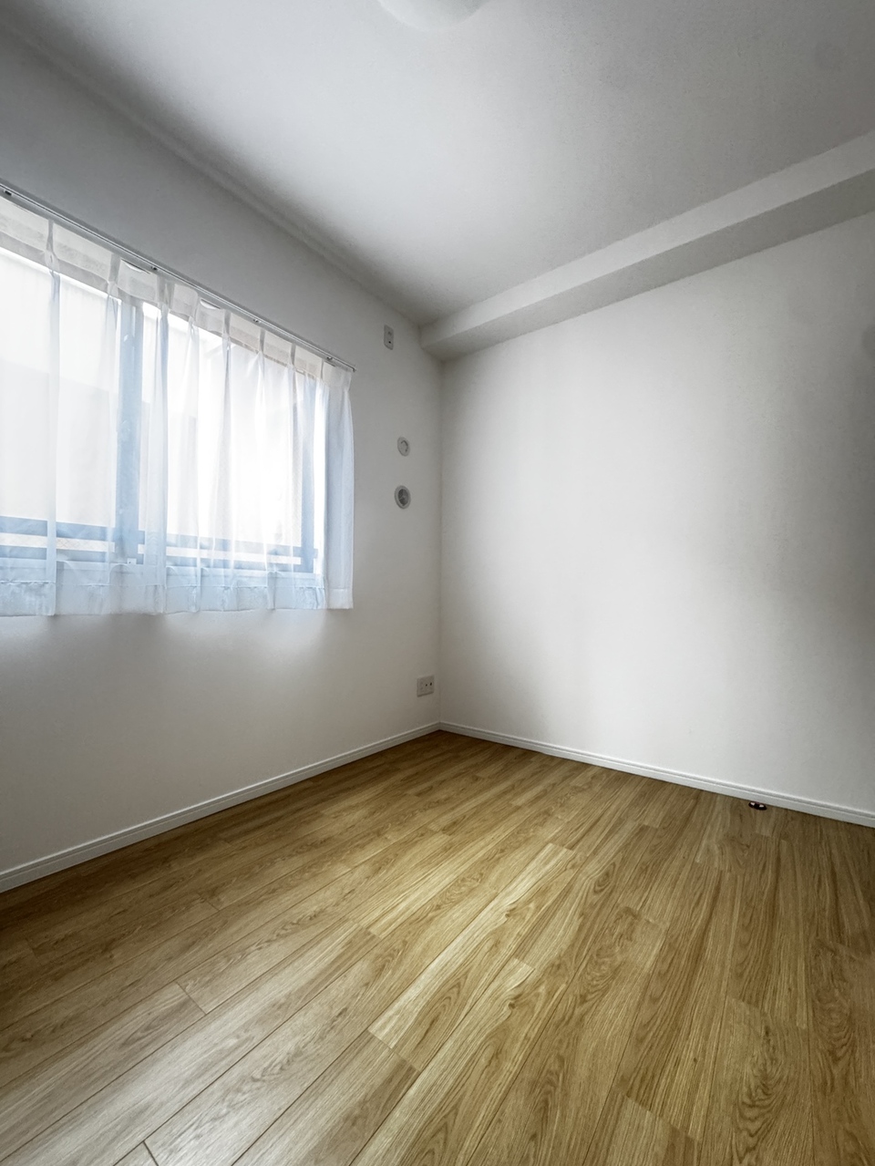 【洋室】洋室2部屋は廊下から出入り可能なため、プライベートな時間を確保しやすいです。腰高窓が採用されており、壁面を活かして家具を配置できます。