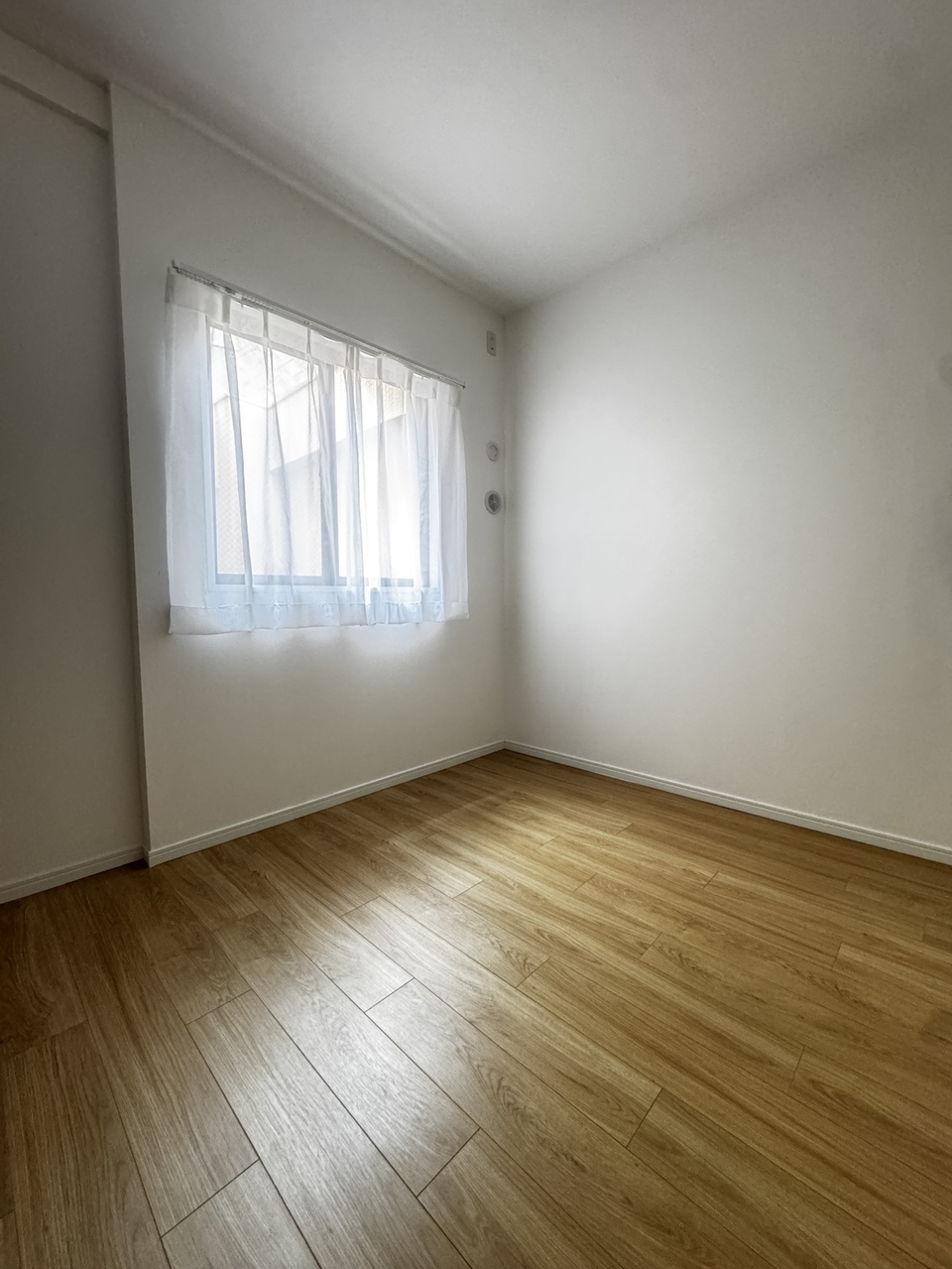 【洋室】お好きなテイストのインテリアと調和する、シンプルな内装デザイン。各洋室に収納があり、衣類や日用品をすっきりと収納可能です。