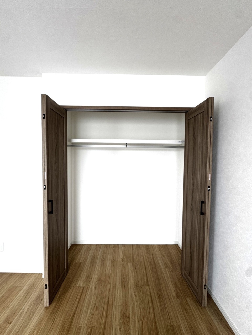 【クローゼット】端まで物を出し入れしやすい、折れ戸仕様。ハンガーパイプ付きのため、コートなど丈の長い衣類を掛けて保管できます。枕棚には、季節外の寝具などをすっきりと収納可能。