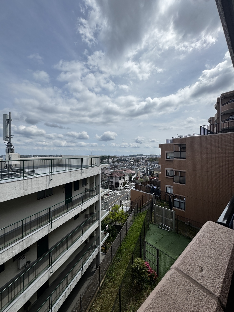 【眺望】地上6階部分に位置しており、開放的な景色を望めます。家事や仕事・勉強の合間に、風を感じながらリフレッシュできそうです。※眺望は将来に渡って保証するものではありません。