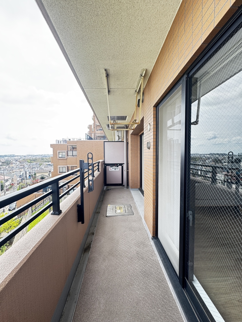 【バルコニー】LDK・洋室(約6.4帖)から出入り可能です。東向きにつき、爽やかな朝日が差し込みます。物干し金物を利用可能です。