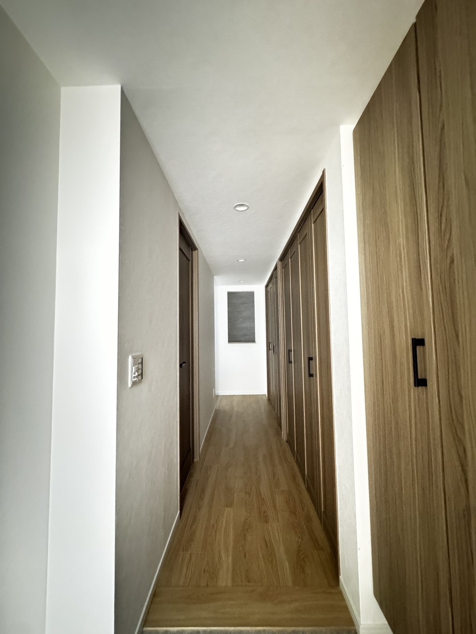 【廊下】クランクイン玄関が採用され、荷物の受け取り時などに、室内が丸見えになりにくい設計です。扉付きの収納が設けられています。