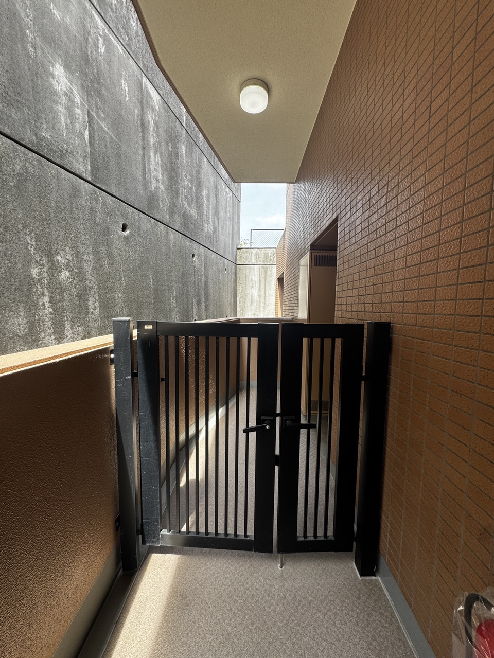 【玄関ポーチ】玄関ポーチが設けられています。出入りの際などに共用廊下から室内が見えにくく、プライバシーが守られやすいです。