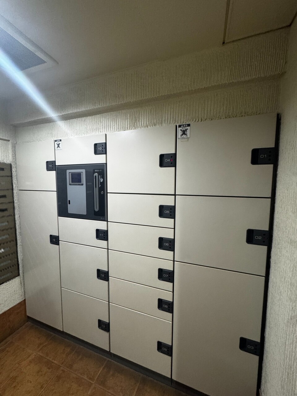 【宅配ボックス】宅配ボックスが設置されており、不在時にも荷物の受け取りが可能です。再配達を気にせず、お買い物を楽しめます。