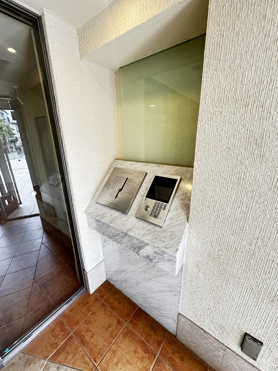 【エントランス】オートロックが搭載され、セキュリティに配慮されたマンションです。管理形態は日勤で、共用部は清潔に保たれています。