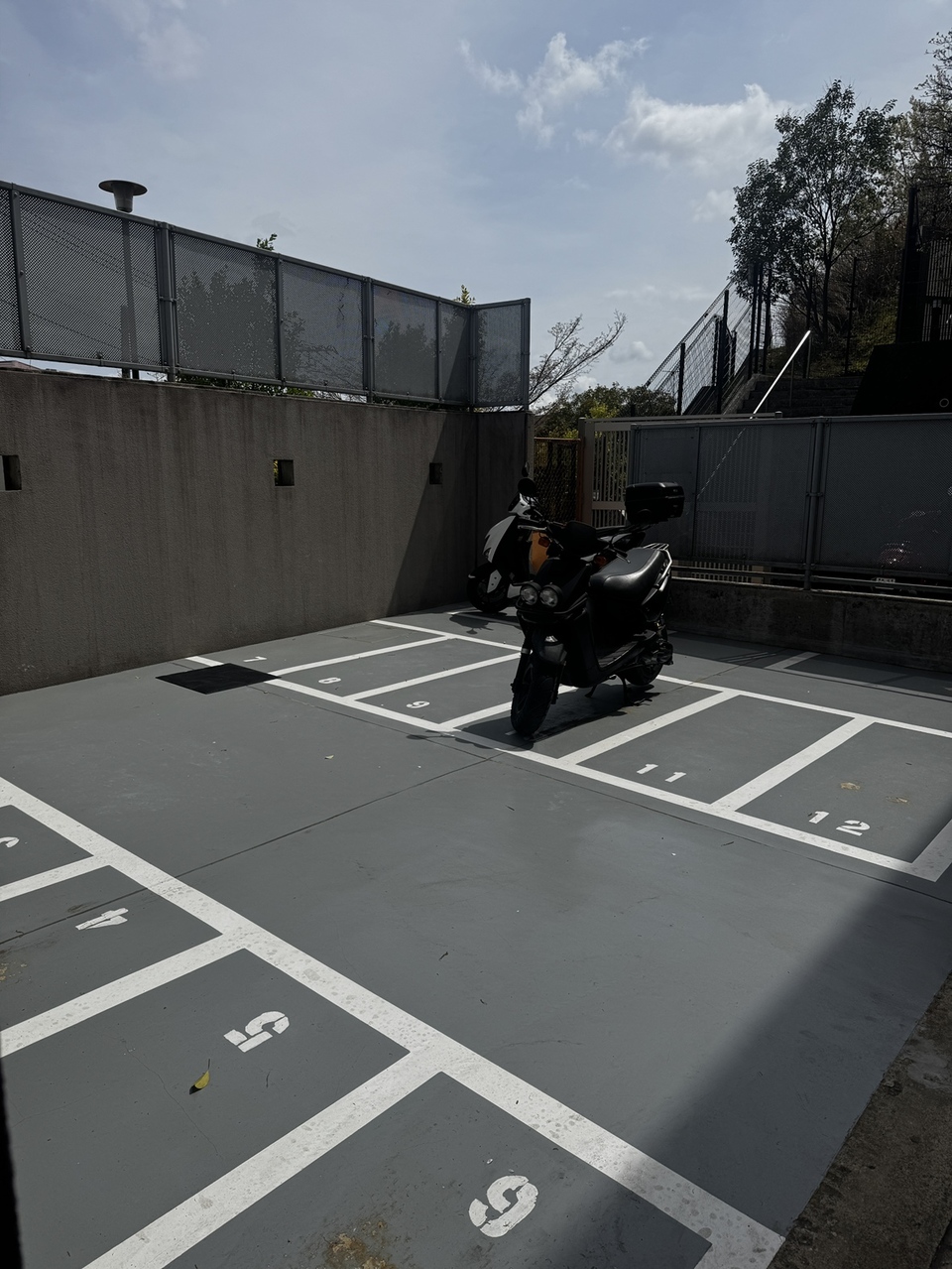 【バイク置場】敷地内に、駐車場・バイク置場・駐輪場が設けられています。空き状況や料金など、詳細はお気軽にお問い合わせください。