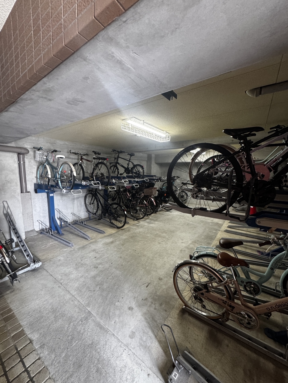 【駐輪場】屋根付きのため、雨天時にもスムーズに乗り降り可能。2段式サイクルラックが設置されており、自転車を出し入れしやすいです。