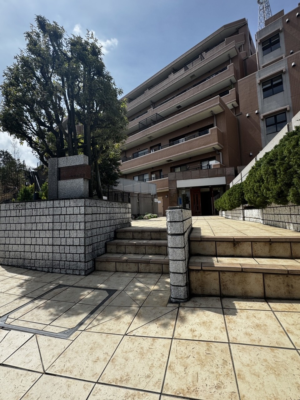 【外観】RC造9階建、総戸数76戸のマンションです。低層住宅が建ち並ぶ第一種低層住居専用地域内に位置しており、落ち着きのある暮らしが叶います。