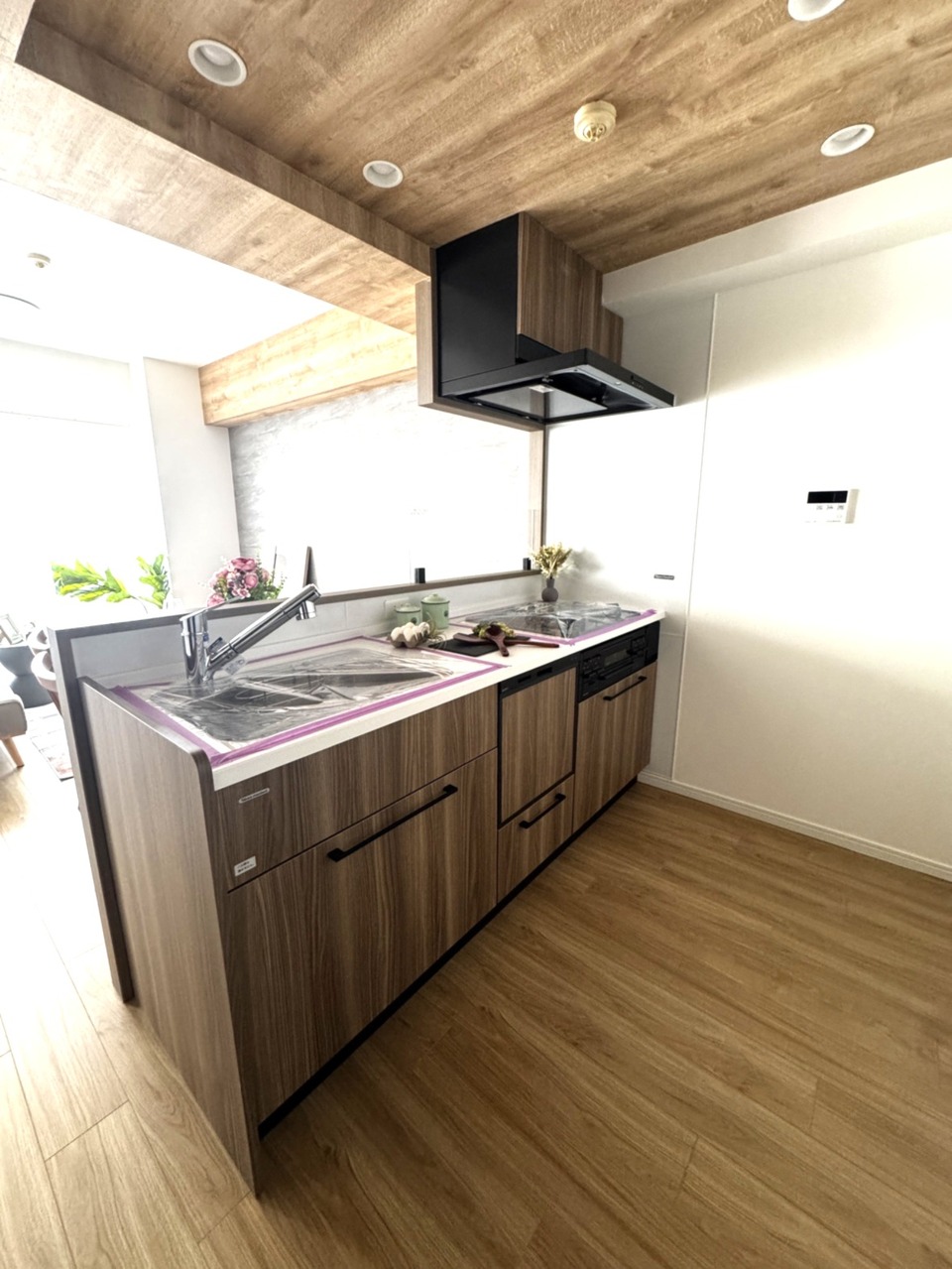 【キッチン】ビルトイン食器洗乾燥機・浄水器・グリル付き3口ガスコンロが搭載された、機能的な設備仕様です。対面式のため、リビングにいるご家族との会話を楽しみながら家事ができます。