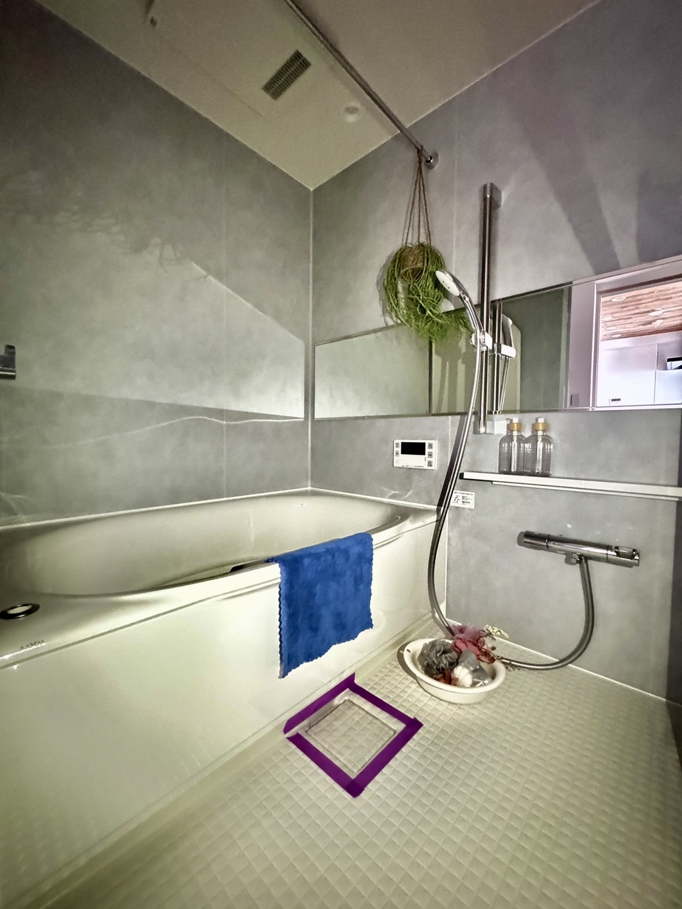 【浴室】ワイドミラーがあり、空間に奥行きを感じられます。追い焚き機能付きで、ご家族の生活時間帯が異なる場合にも便利です。浴室乾燥機が設置されており、お好きなタイミングで洗濯物を乾かせます。