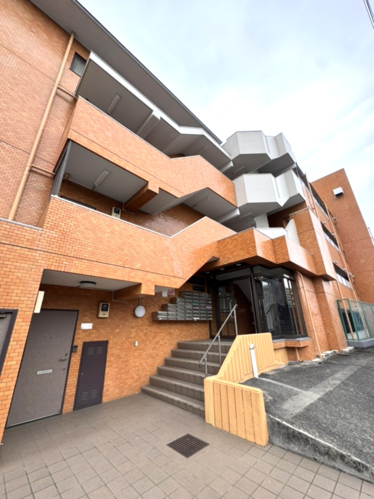 【エスペランサ中山】総戸数43戸の新耐震基準マンション。JR横浜線・横浜グリーンライン「中山」駅まで徒歩13分の立地です。2路線利用可能で、休日のお出かけや通勤通学に便利です。