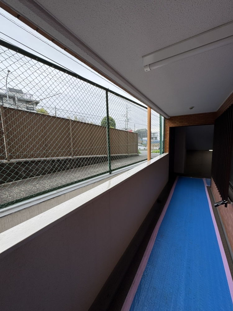 【廊下】巡回方式の管理が実施されているマンション。駅までは平坦な道のりが続き、日々の移動も負担が少ないです。