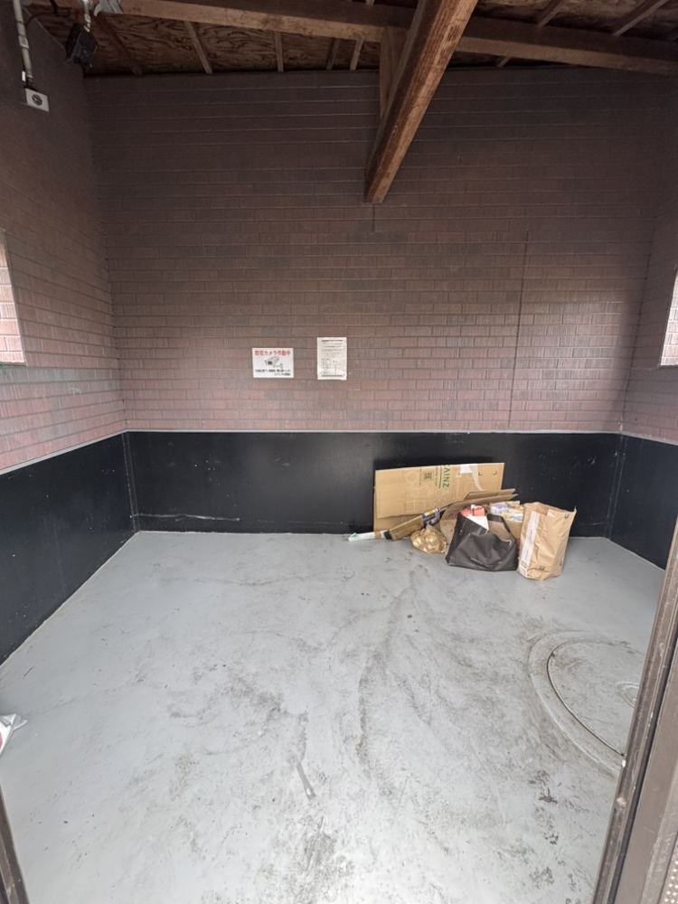 【ゴミ置き場】敷地内に屋根付きのゴミ置き場が設置されています。