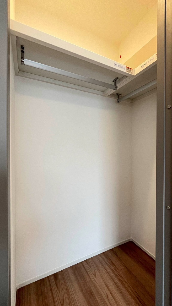 【WIC】洋室2部屋には、それぞれWICが設けられています。広さにゆとりがあるので、背の高い荷物や季節家電なども収納できそうです。