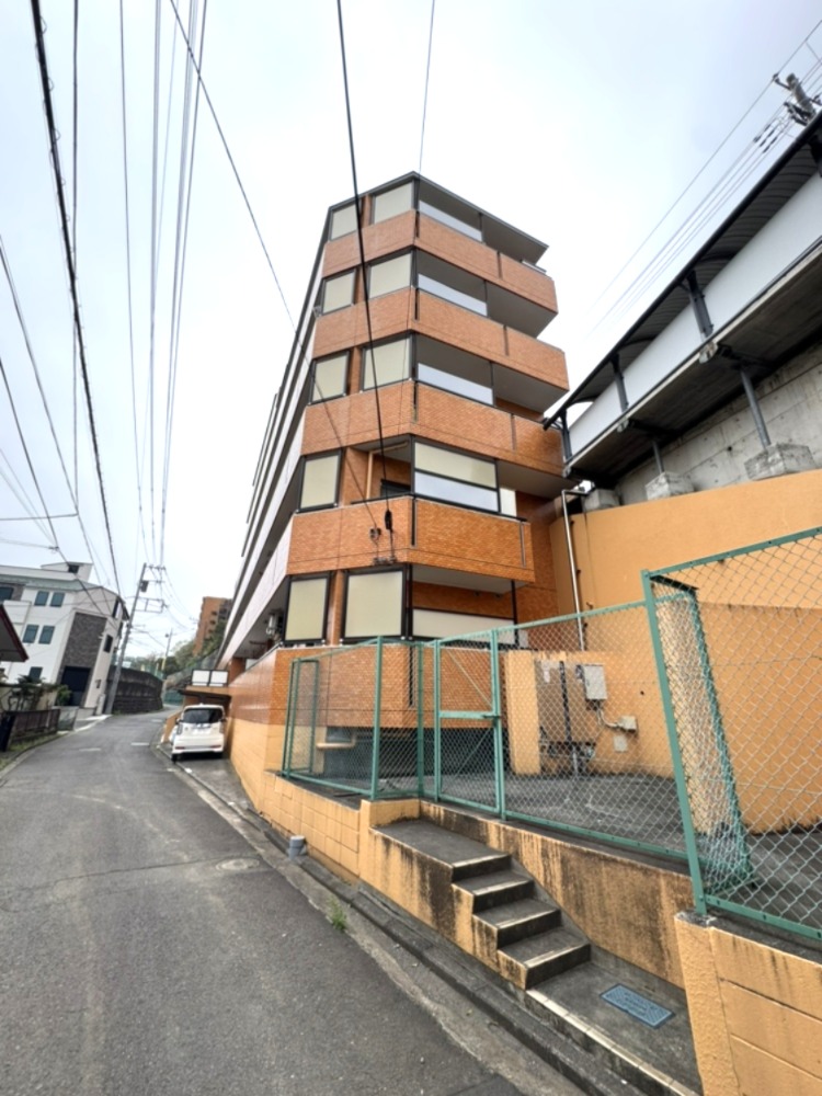 【現地外観写真】RC造6階建て・3階部分に位置する「2LDK」の住まい。大通り沿いで夜間も明るく、帰宅時の安心感がある立地です。