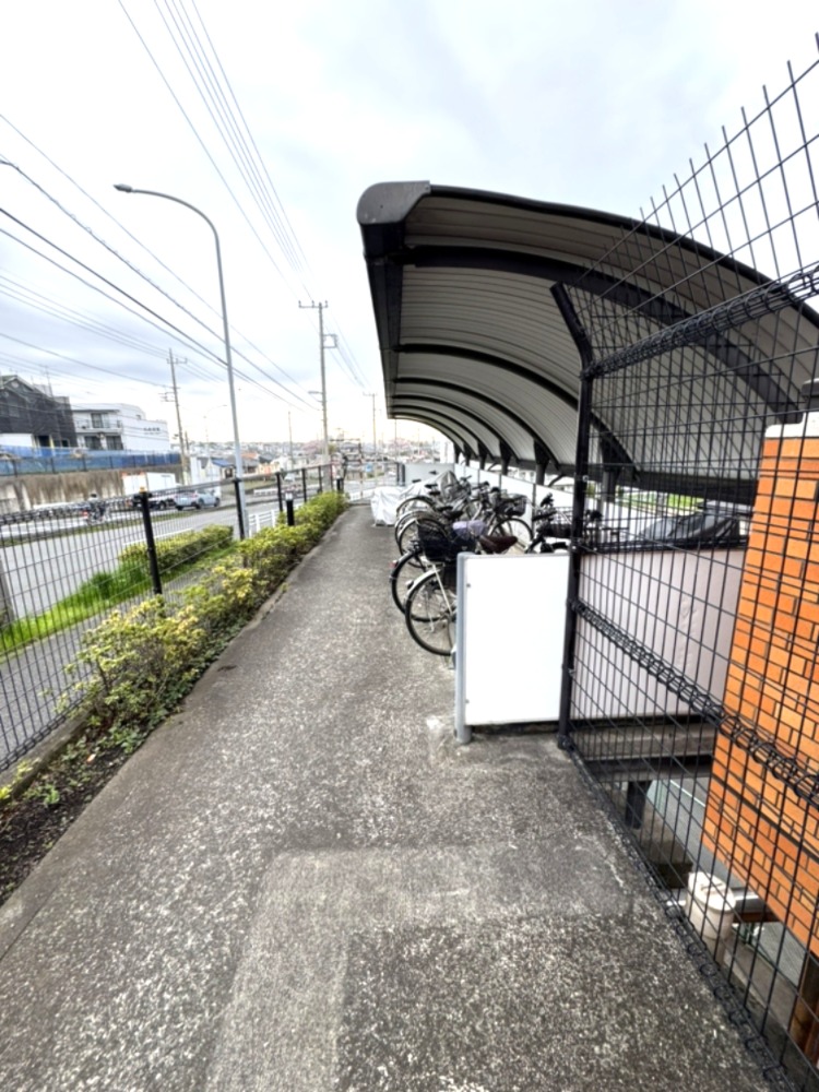 【駐輪場】屋根付きのため、雨や直射日光から自転車を守ることができます。空き状況や利用方法など、詳細はお問い合わせください。