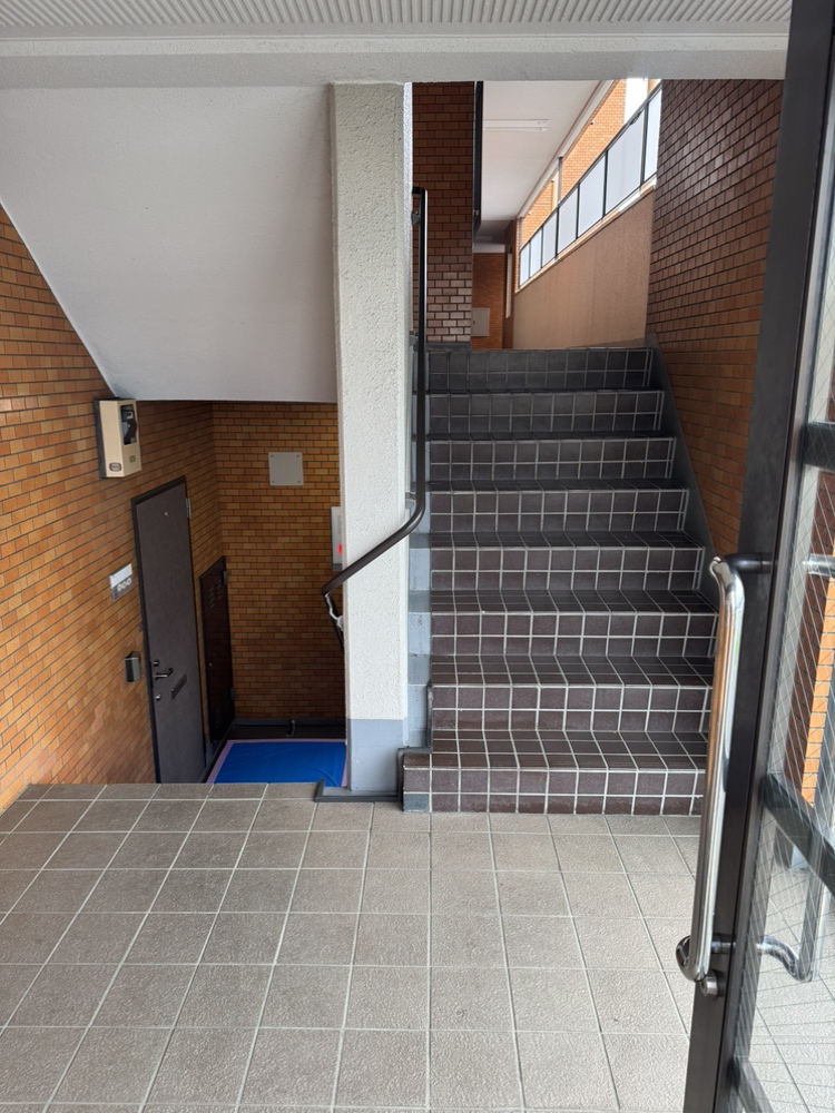 【エントランス】質感の異なるタイルが施され、奥行きのあるデザインとなっています。2019年に大規模修繕工事が実施されました。