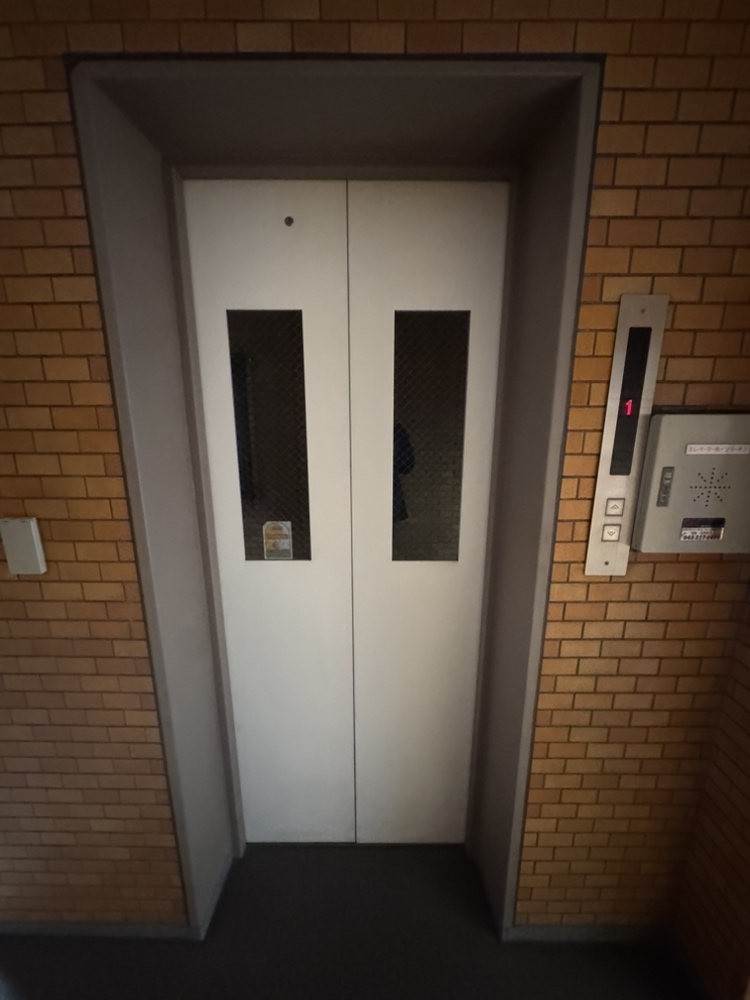 【エレベーター】エレベーターが設置されているので、住戸階までの移動がスムーズです。重たい荷物を持っている際やベビーカー利用時にも心強い設備です。