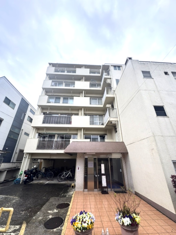 【外観】横浜市営地下鉄グリーンライン「日吉本町」駅まで徒歩8分など、複数沿線が利用可能な立地です。周辺は低層住宅が並ぶ閑静な住宅地で、落ち着いた暮らしが叶います。