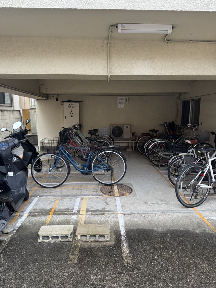 【バイク置場・駐輪場】マンション敷地内に、屋根付きのバイク置場と駐輪場が設けられています。雨風によるサビや汚れ、直射日光による劣化などを防ぐことができます。