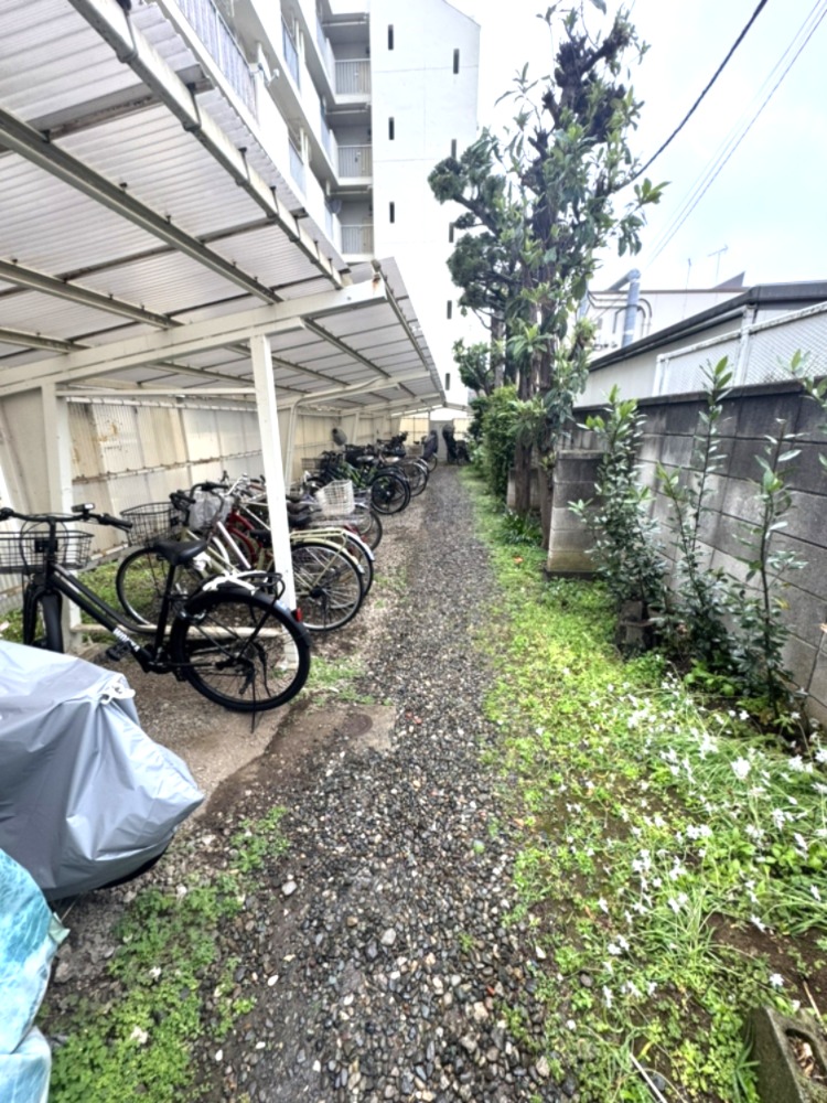 【バイク置場・駐輪場】綺麗に整頓されています。ご利用には別途費用が掛かります。空き状況等、詳細についてはお問い合わせください。