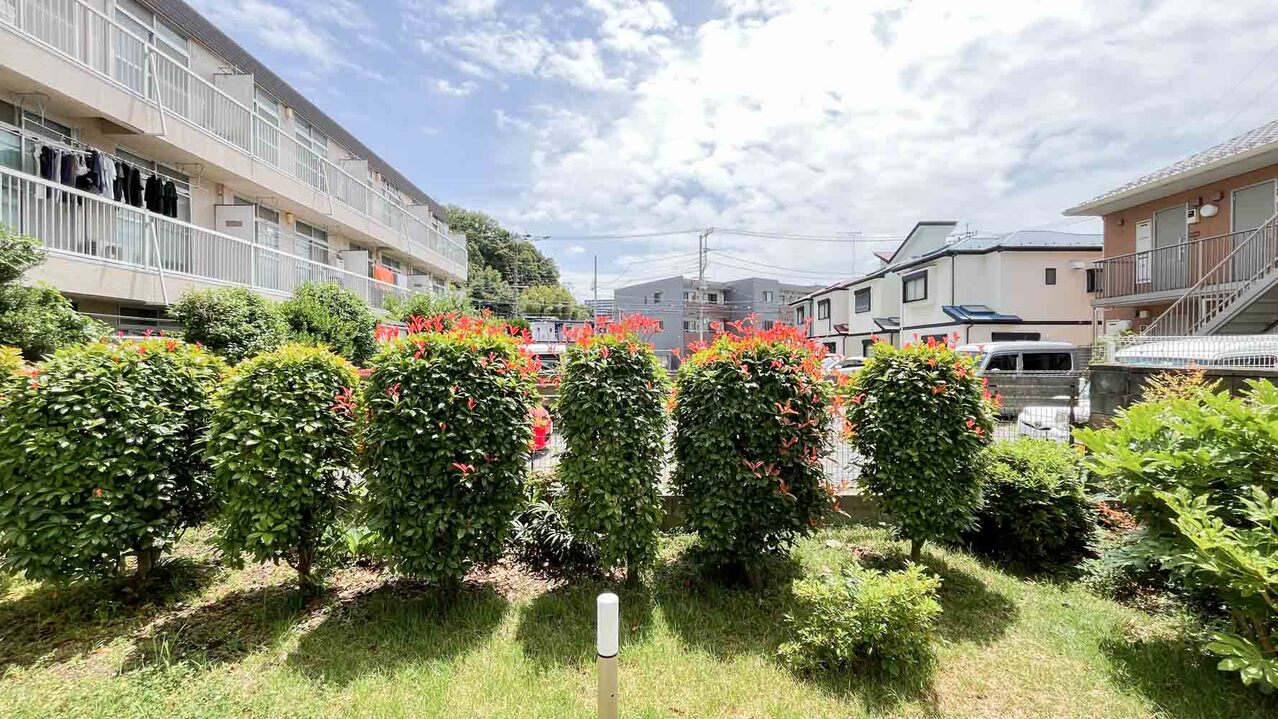 【住戸からの眺望写真】目の前には棟内敷地が広がり、開放感があります。植栽が施されており、プライバシーにも配慮されています。※眺望は将来にわたって保証するものではありません。