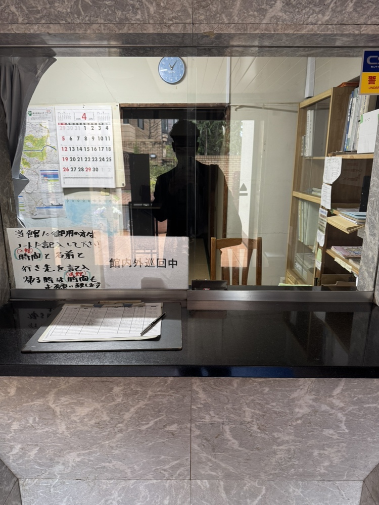 【エントランス】2026年5月に水回りを含む内装リフォーム実施。明るく清潔な住まいで、新生活をスタートできます。エレベーターと防犯カメラが設置されているマンションです。