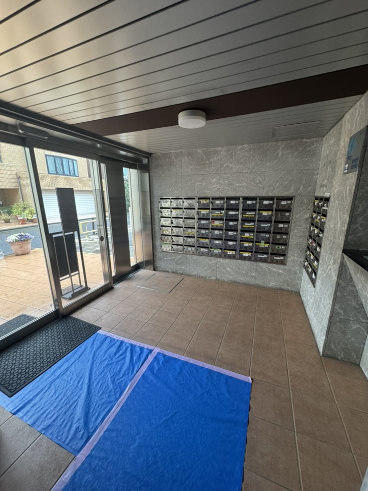 【エントランス】地上6階建ての1階部分。下階への音を気にせずお過ごしいただけます。東・南角住戸のため、陽当りや通風を確保しやすいお部屋です。