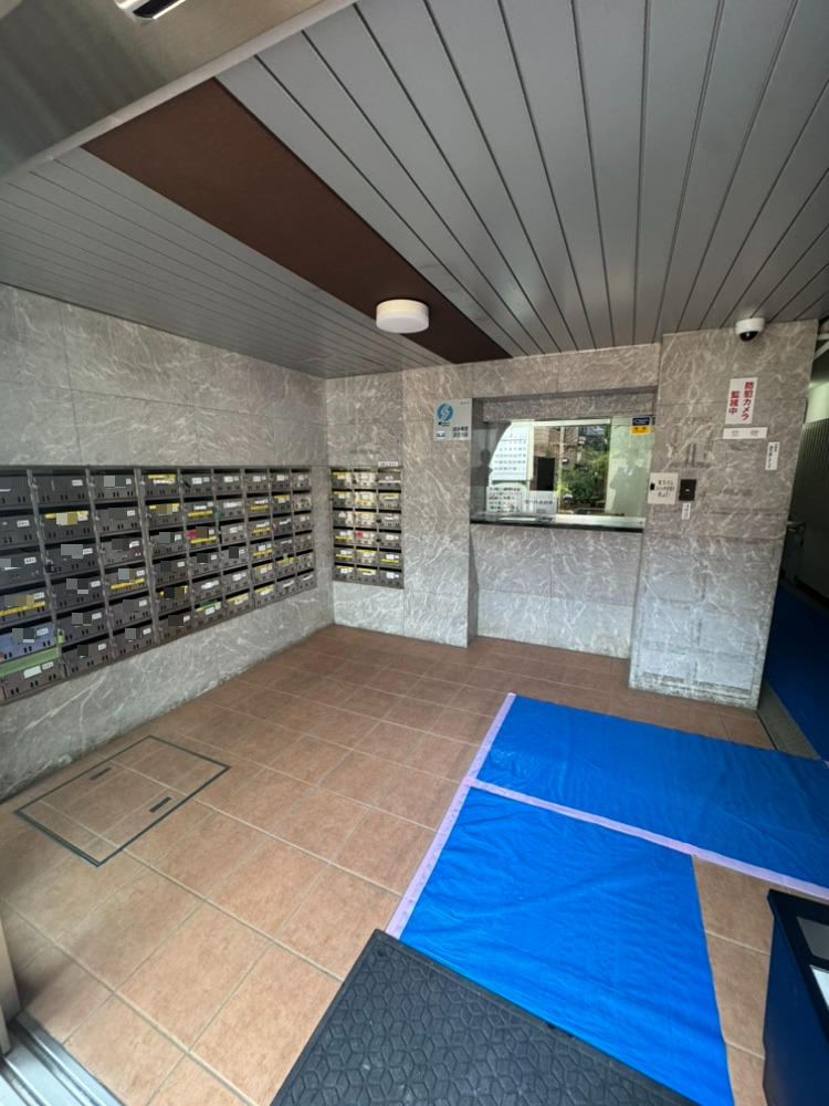 【エントランス】総戸数69戸、鉄筋コンクリート造のマンション。現況空室につき、即時引渡可能な物件です。大切なペットと一緒に暮らすことができます(細則有)。