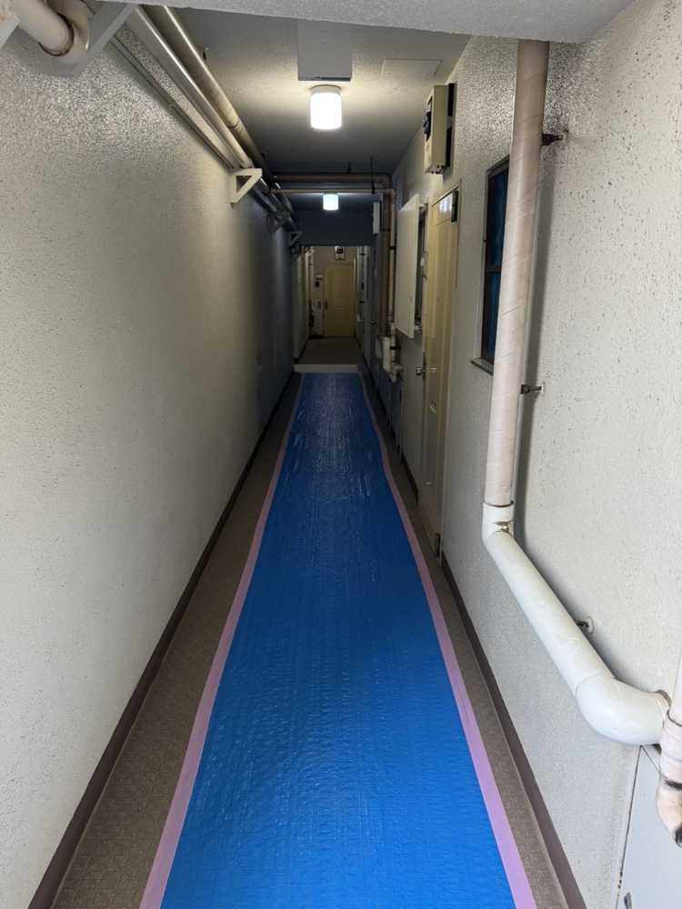 【共用廊下】外気の影響を受けにくい内廊下設計。角住戸のため、家族以外が玄関前を通り抜けることが少なく、プライバシーやセキュリティ面でも安心感があります。